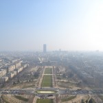 L'école de guerre est visible dans la brume.